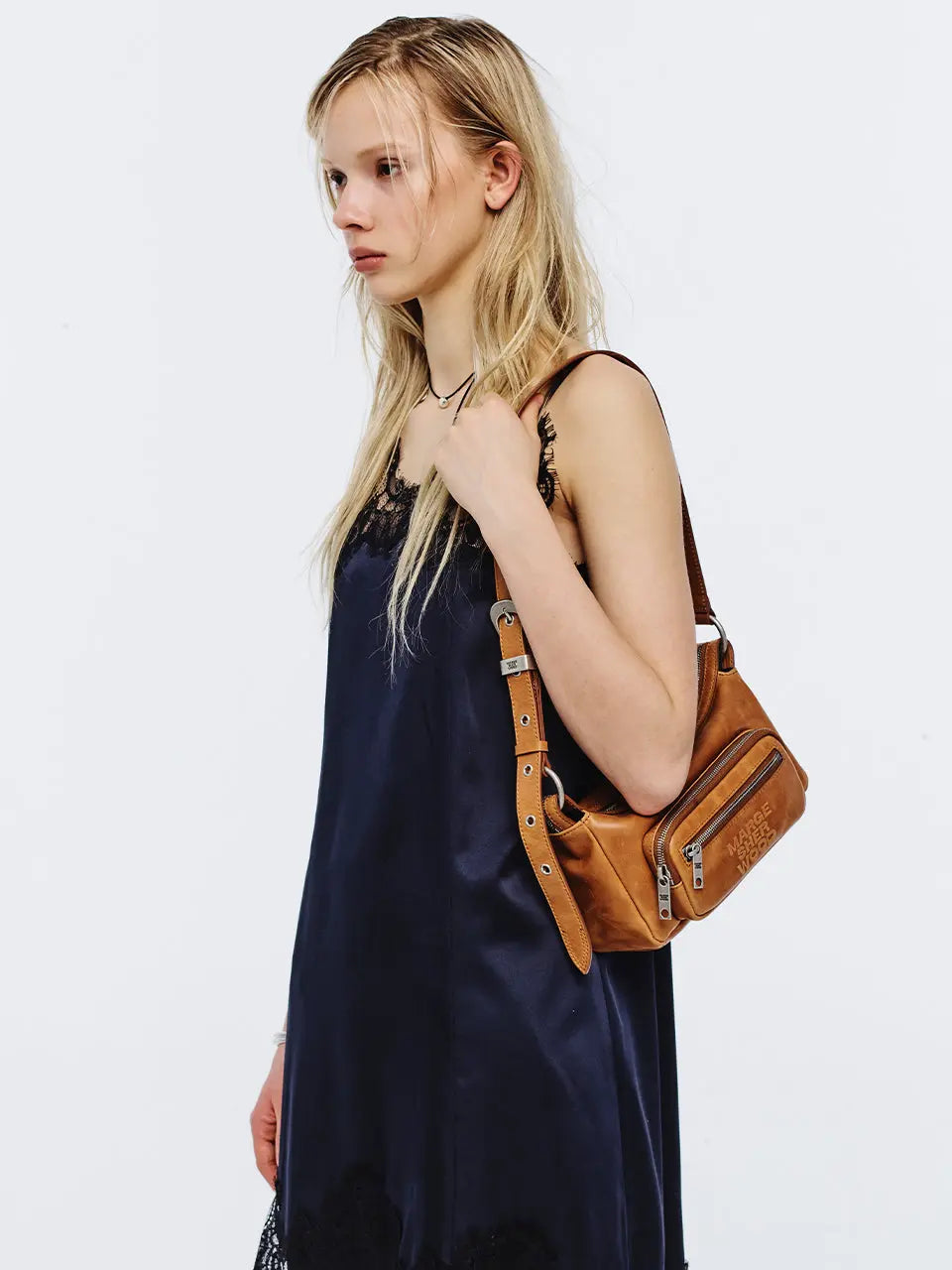 OUTPOCKET HOBO MINI_saddle brown pull-up margesherwood