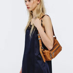 OUTPOCKET HOBO MINI_saddle brown pull-up margesherwood